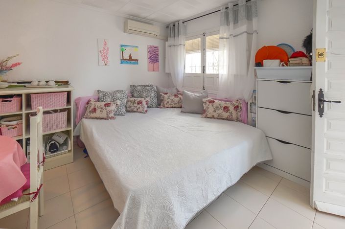 Image No.5-2 Bed House for sale