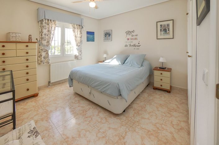 Image No.4-3 Bed Villa / Detached for sale