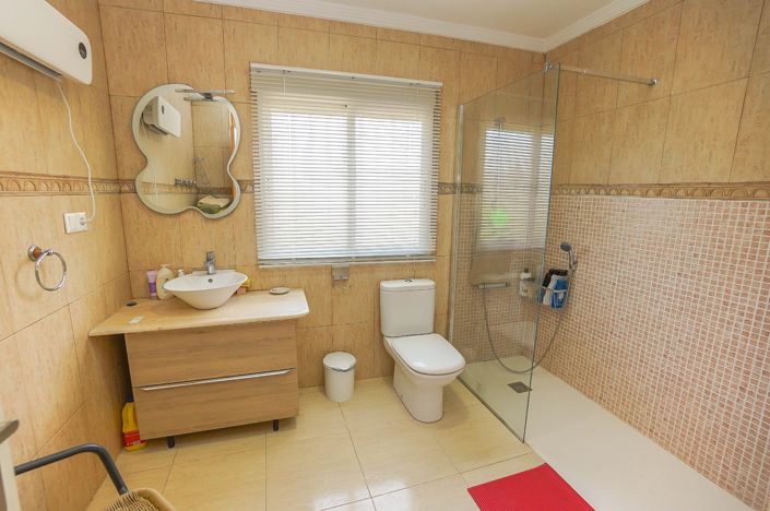 Image No.17-3 Bed Property for sale