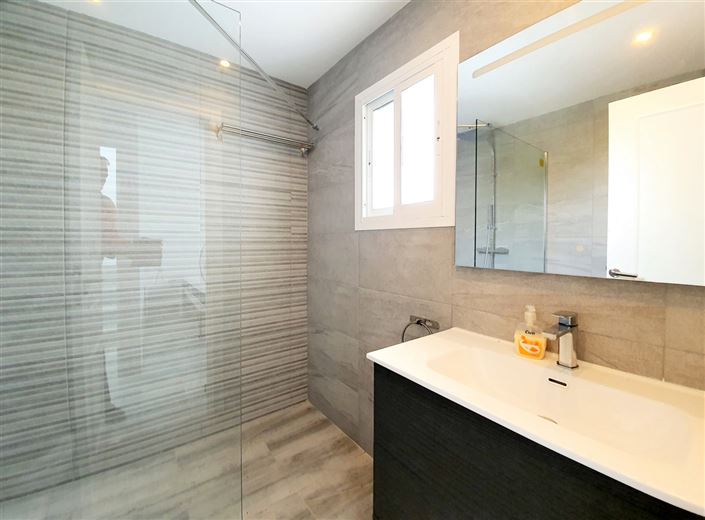 Image No.17-4 Bed Property for sale