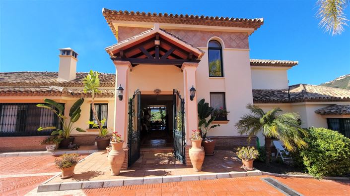 Image No.26-4 Bed Property for sale