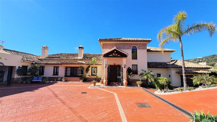 Image No.4-4 Bed Property for sale