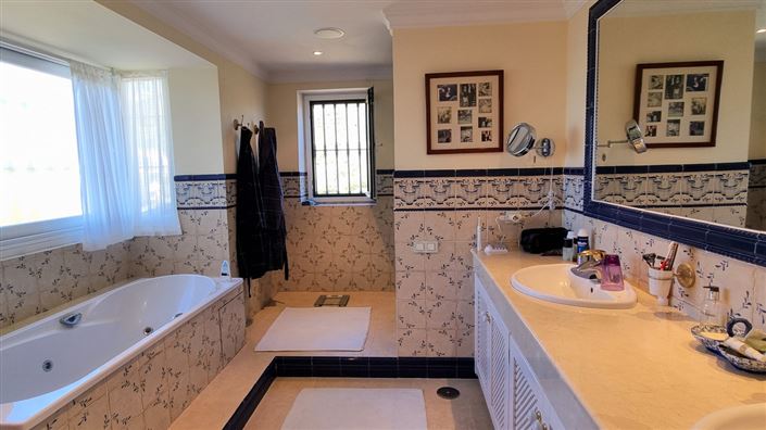 Image No.47-4 Bed Property for sale