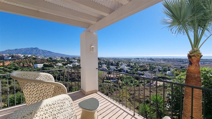 Image No.1-5 Bed Property for sale