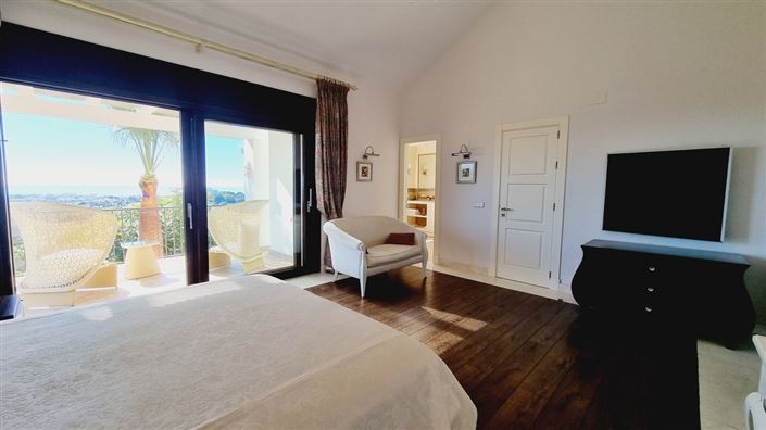 Image No.14-5 Bed Property for sale