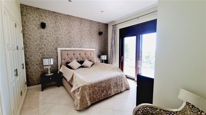 Image No.16-5 Bed Property for sale