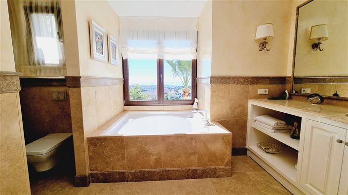 Image No.26-5 Bed Property for sale