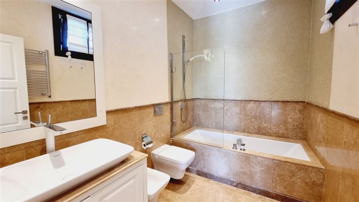 Image No.27-5 Bed Property for sale