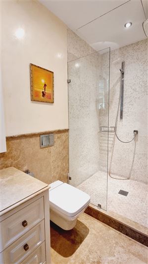 Image No.30-5 Bed Property for sale