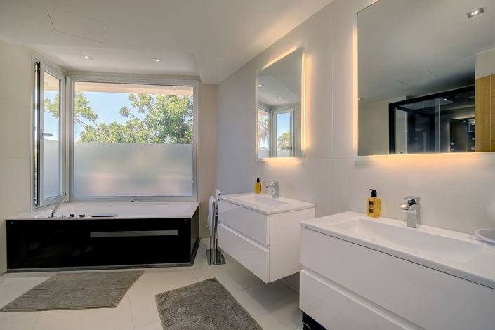 Image No.28-5 Bed Property for sale