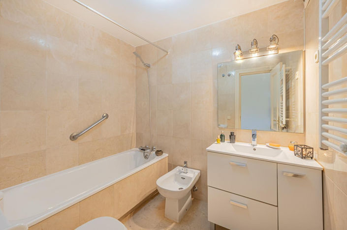 Image No.17-3 Bed Property for sale