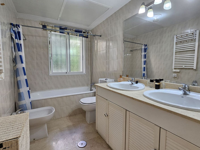 Image No.20-3 Bed Property for sale