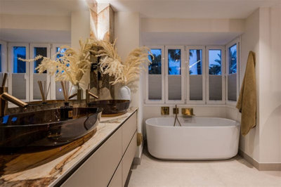 10-bb915d1cb19341576dcdc994b81ab9c5