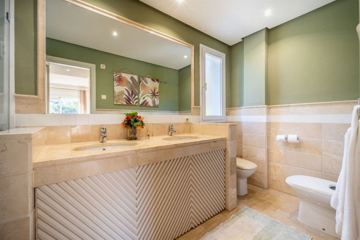 Image No.17-3 Bed Property for sale