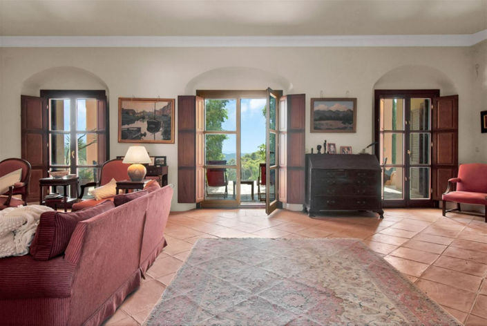 Image No.12-5 Bed Property for sale