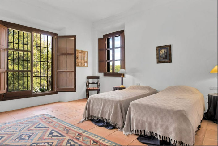 Image No.27-5 Bed Property for sale