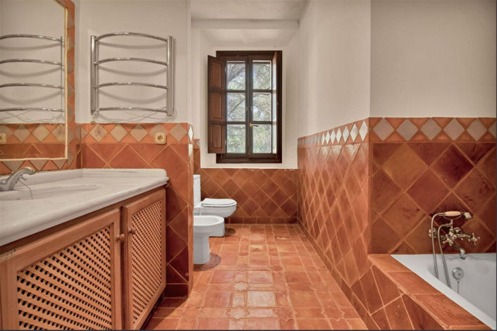 Image No.28-5 Bed Property for sale