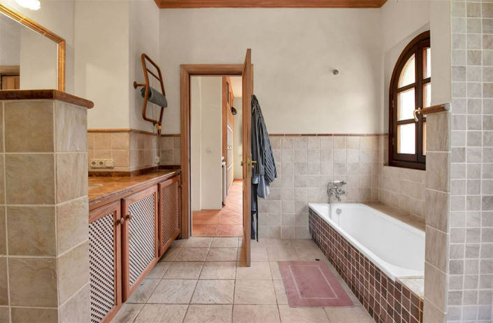 Image No.31-5 Bed Property for sale