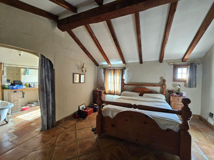 Image No.17-6 Bed Property for sale