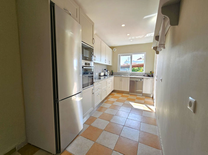 Image No.12-3 Bed Property for sale