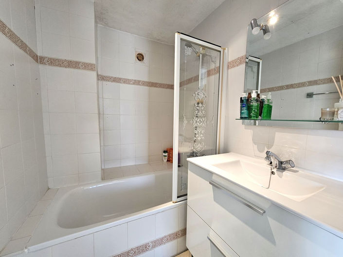 Image No.24-3 Bed Property for sale