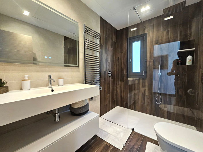 Image No.26-4 Bed Property for sale