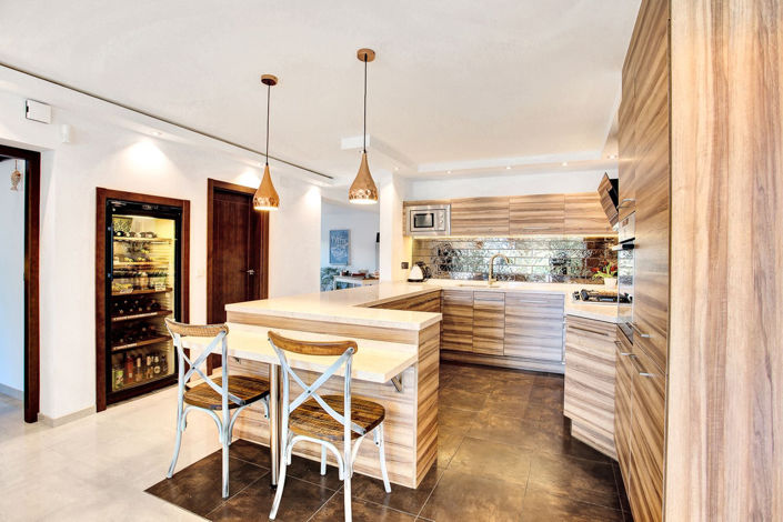 Image No.10-6 Bed Property for sale