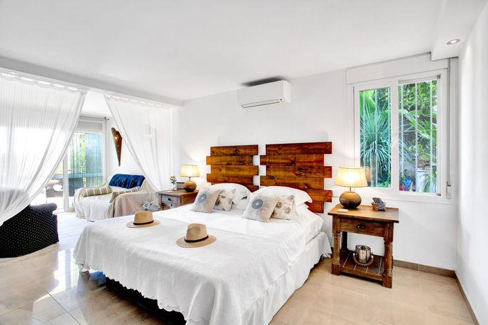 Image No.12-6 Bed Property for sale