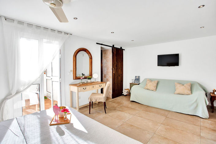 Image No.18-6 Bed Property for sale