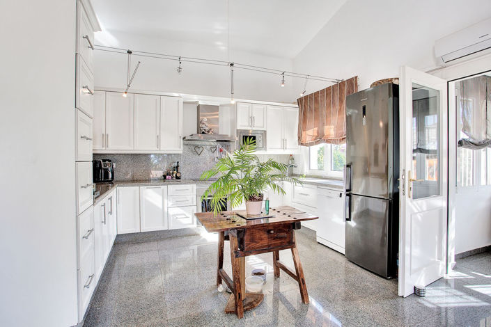 Image No.31-6 Bed Property for sale