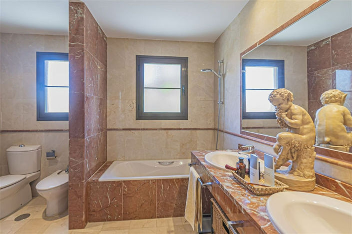 Image No.15-4 Bed Property for sale