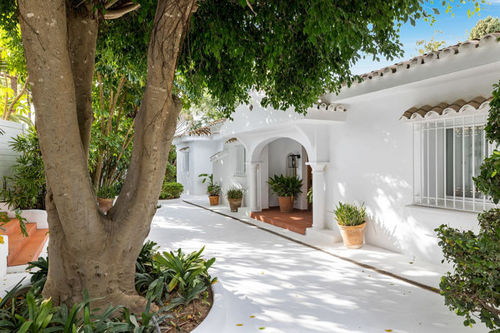 Image No.26-3 Bed Property for sale