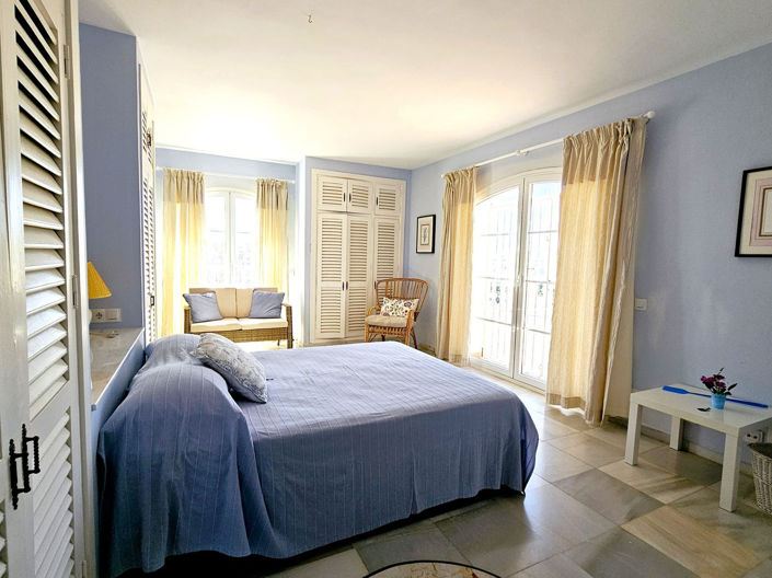 Image No.12-5 Bed Property for sale