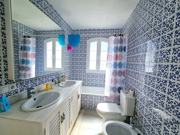 Image No.16-5 Bed Property for sale