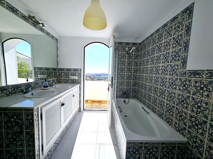 Image No.27-5 Bed Property for sale