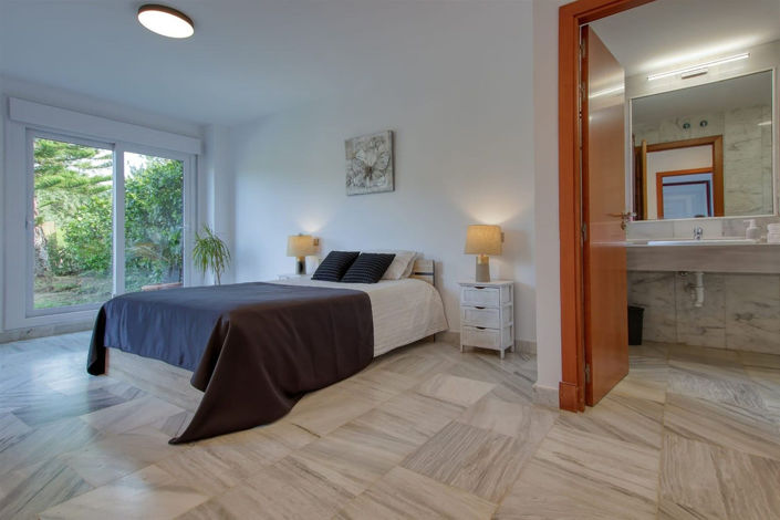 Image No.10-3 Bed Property for sale