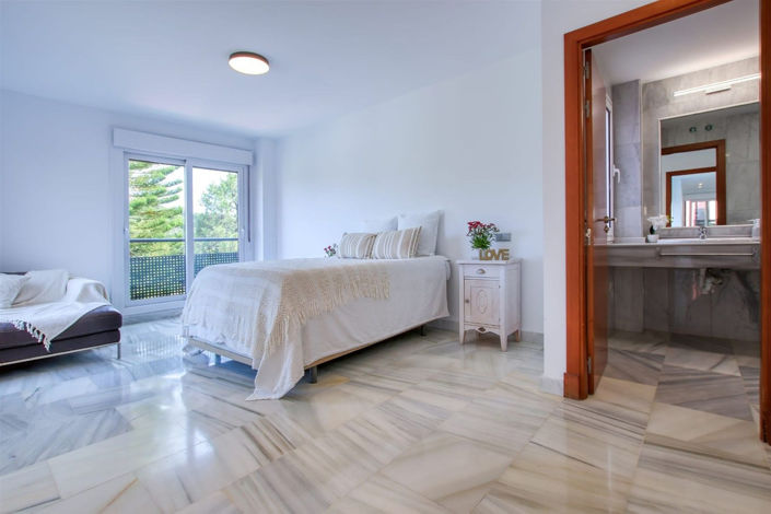 Image No.13-3 Bed Property for sale