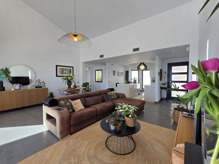 Image No.12-4 Bed Property for sale