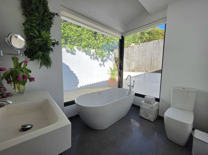 Image No.20-4 Bed Property for sale