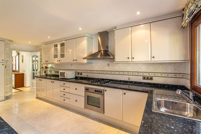 Image No.17-5 Bed Property for sale