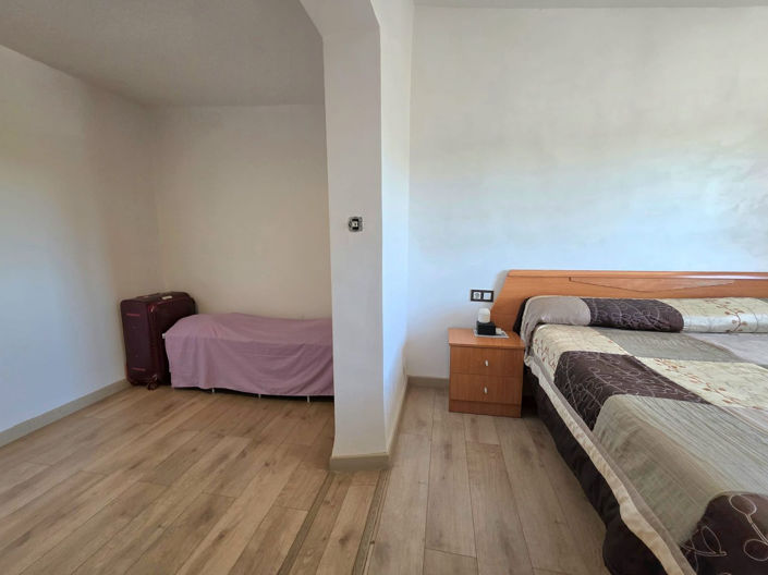 Image No.17-3 Bed Property for sale
