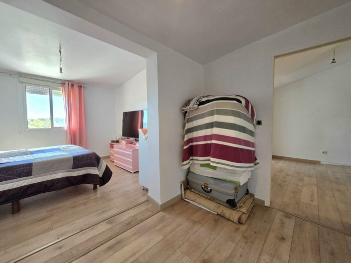 Image No.18-3 Bed Property for sale