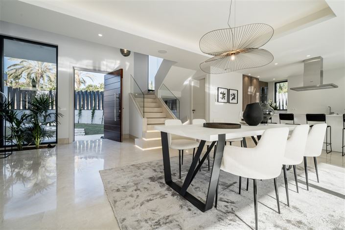 Image No.19-4 Bed Villa / Detached for sale