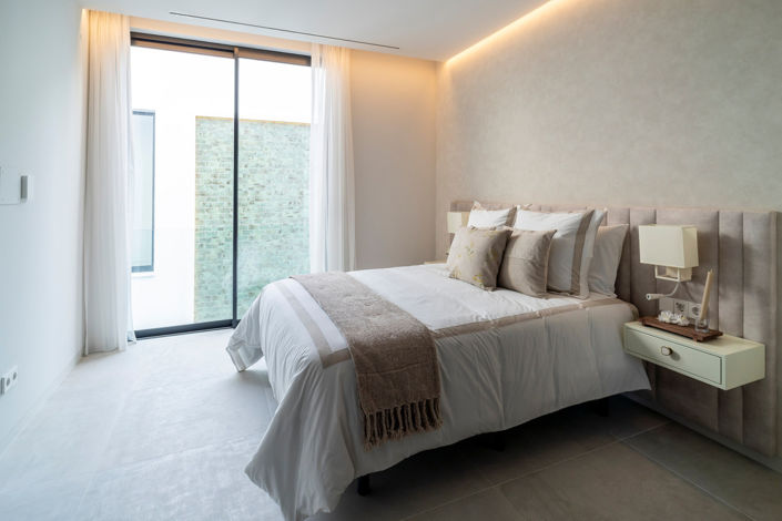 Image No.8-6 Bed House for sale