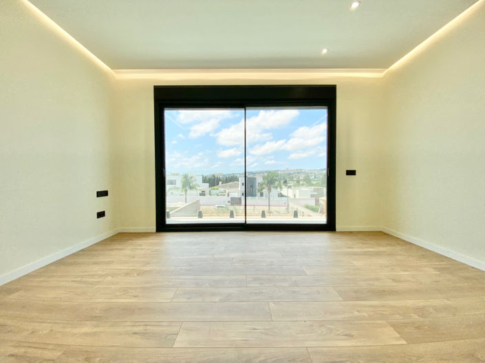 Image No.8-2 Bed House for sale