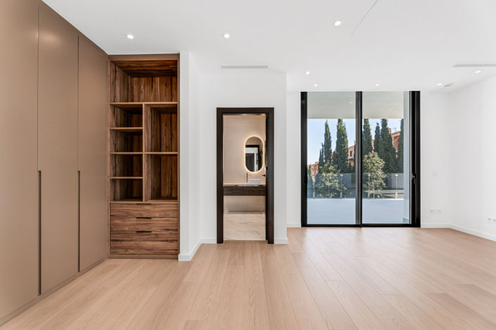 Image No.5-6 Bed House for sale