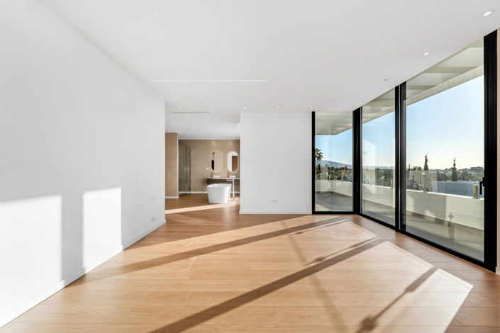 Image No.8-6 Bed House for sale