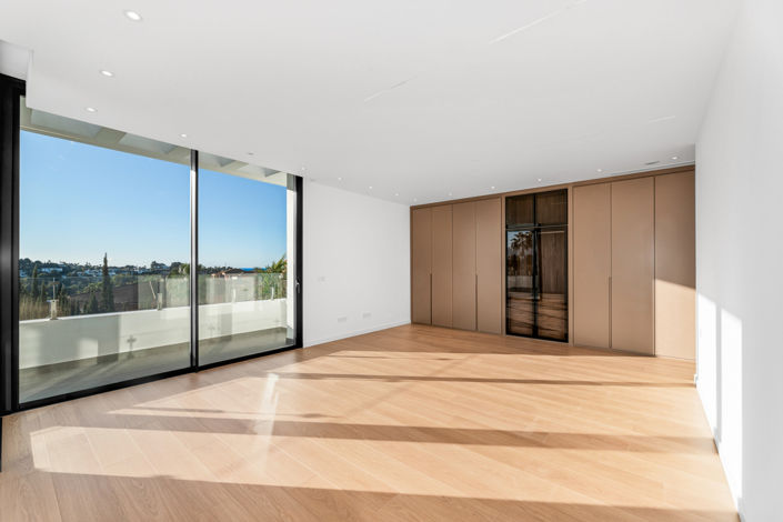 Image No.9-6 Bed House for sale