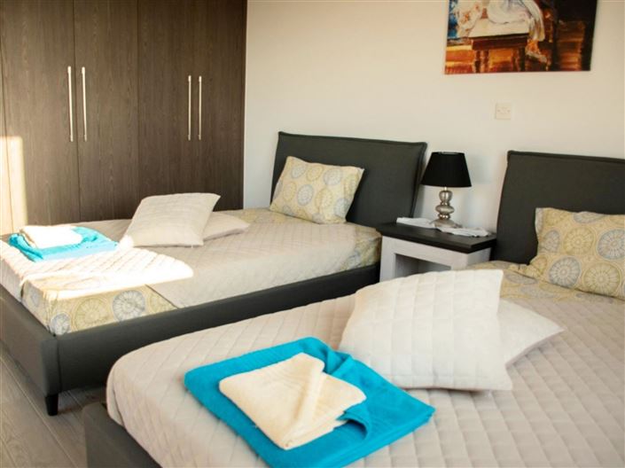 Image No.8-4 Bed House for sale