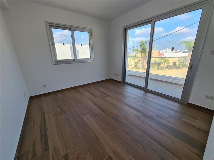 Image No.9-5 Bed House for sale